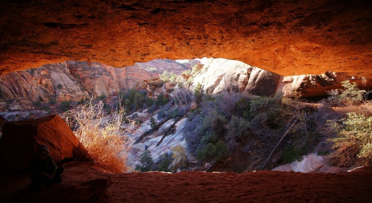 Grota na szlaku Cayon Overlook Trail
