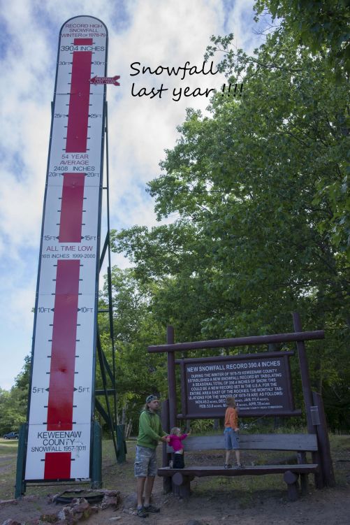 czerwona strzałka pokazuje ilość śniegu w 2015 roku